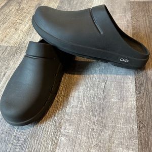 OOFOS Clogs! Black M9-W11